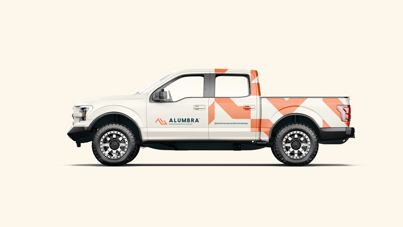 Mockup de Picape Envelopada com a Identidade Visual da Campanha Alumbra