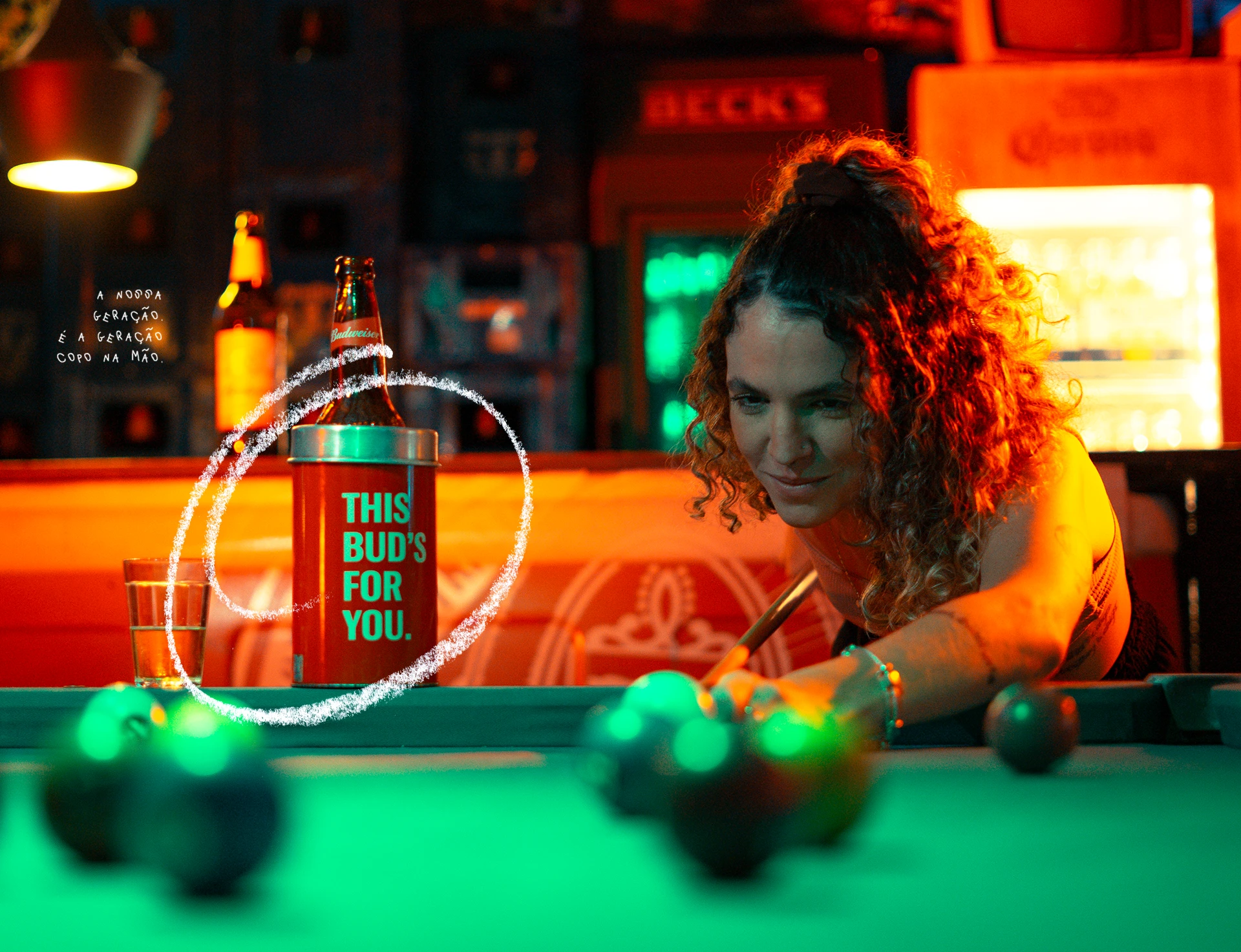 Cliente jogando sinuca no Das Antiga Bar