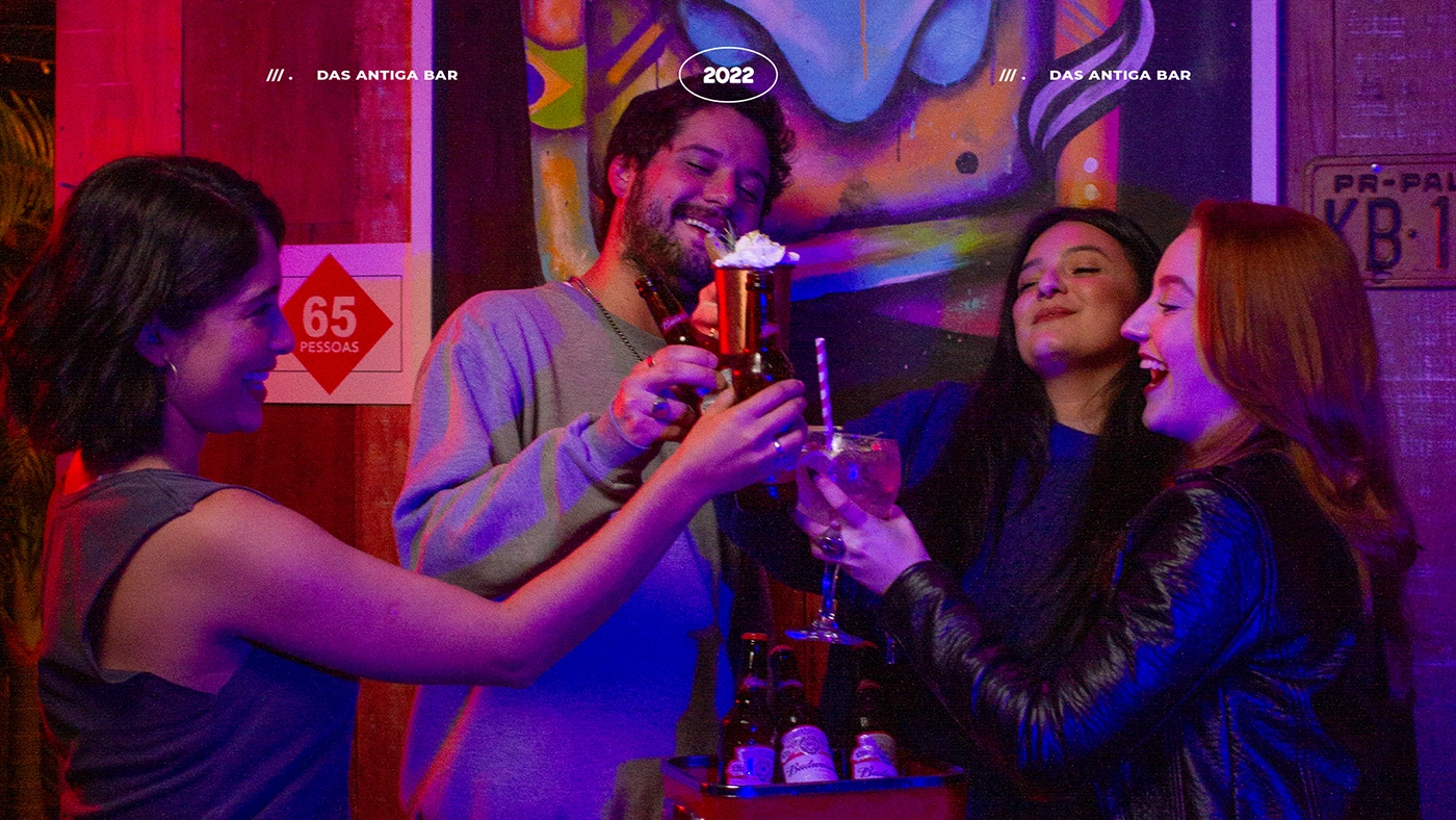Jovens Brindando no Das Antiga Bar