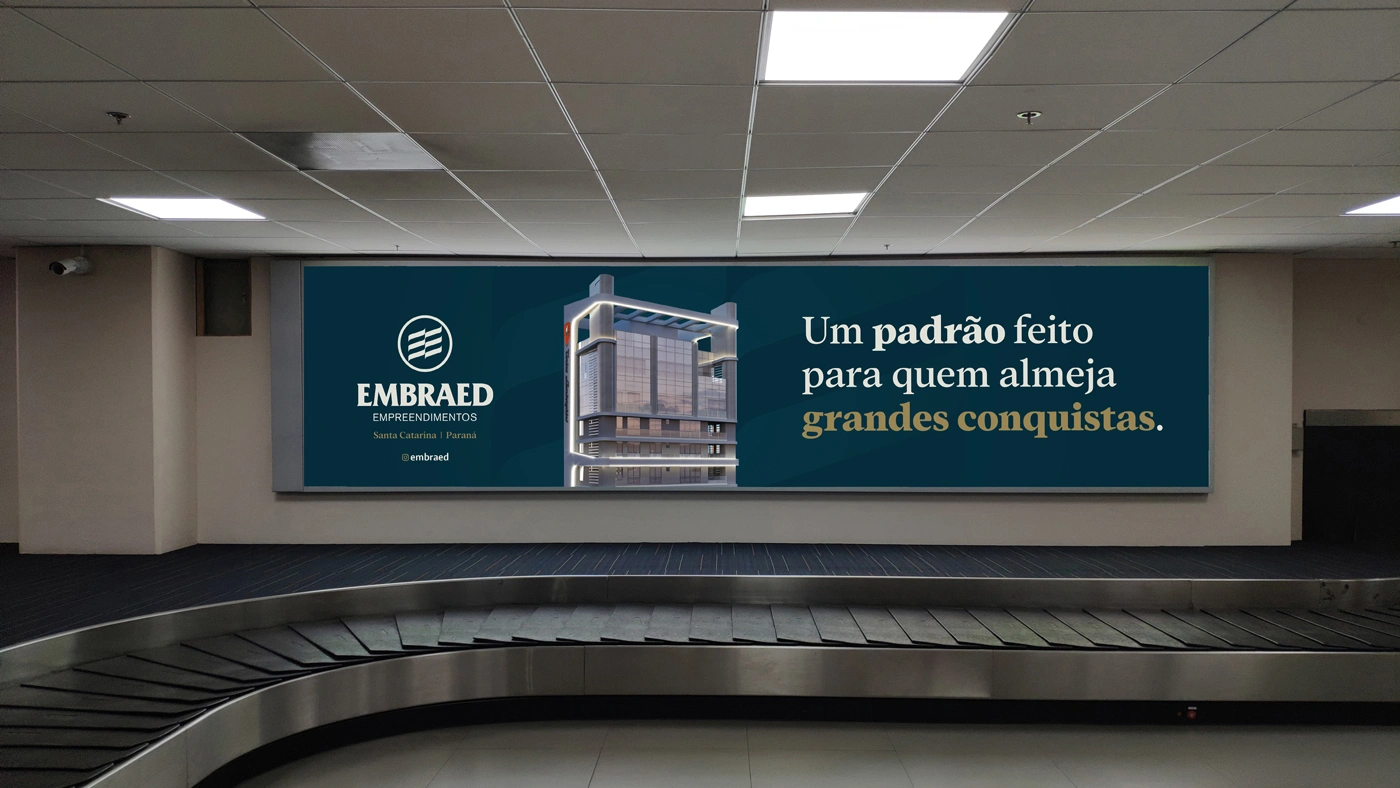 Banner Indoor no Aeroporto - Campanha Incomparável Embraed